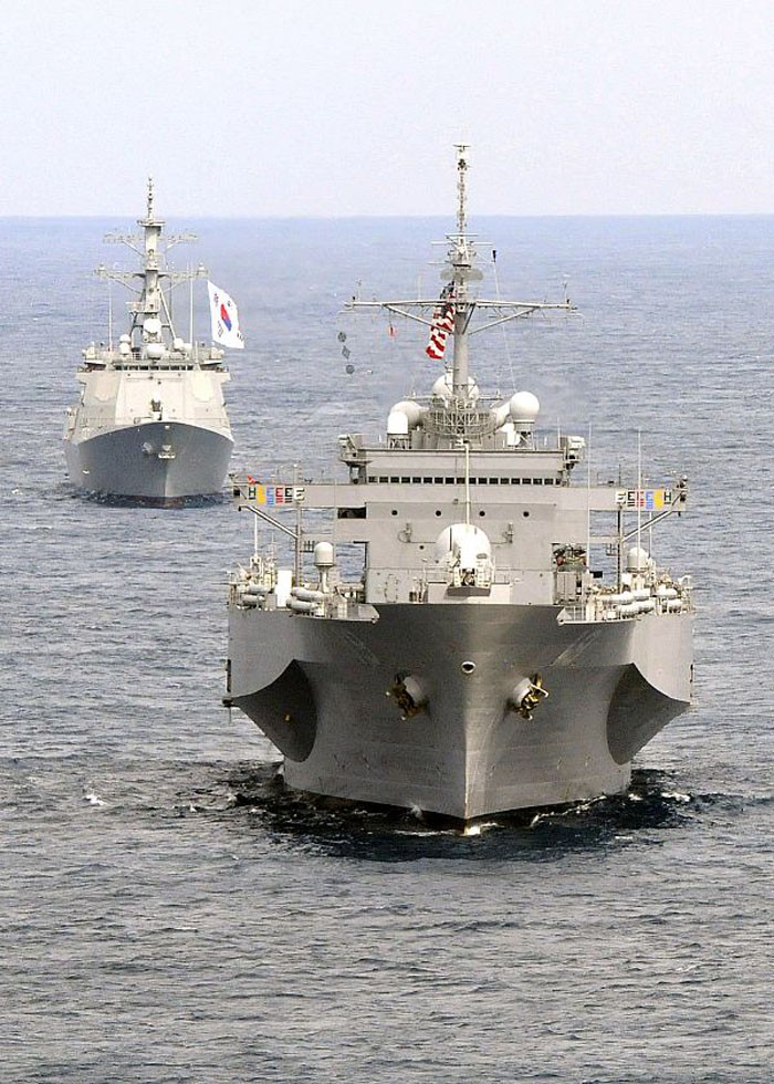 Tàu chỉ huy USNS Bridge (trước) và tàu Yulgok Yi-I (sau) của Hàn Quốc trên Thái Bình Dương.